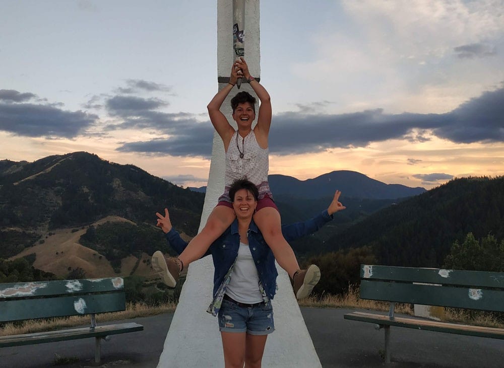 vivir en Nueva Zelanda dos chicas posando para cámara delante de un monumento